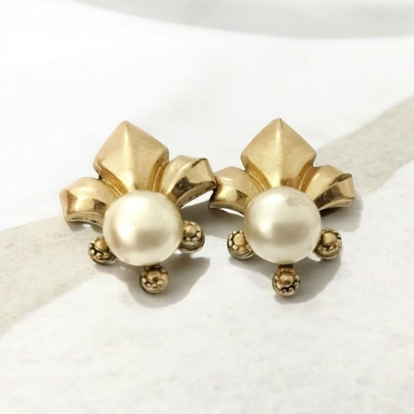 PEARL GOLD Filled 20-12K Amco Fleur-de-Lis Delicate Vintage Earrings GF - Picture 1 of 7
